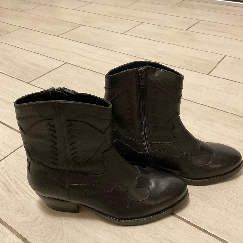 Sketchers saddle back western boot size 5. Black